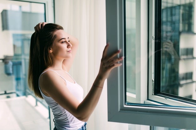 mujer-joven-abre-ventana-plastico-que-aire-fr